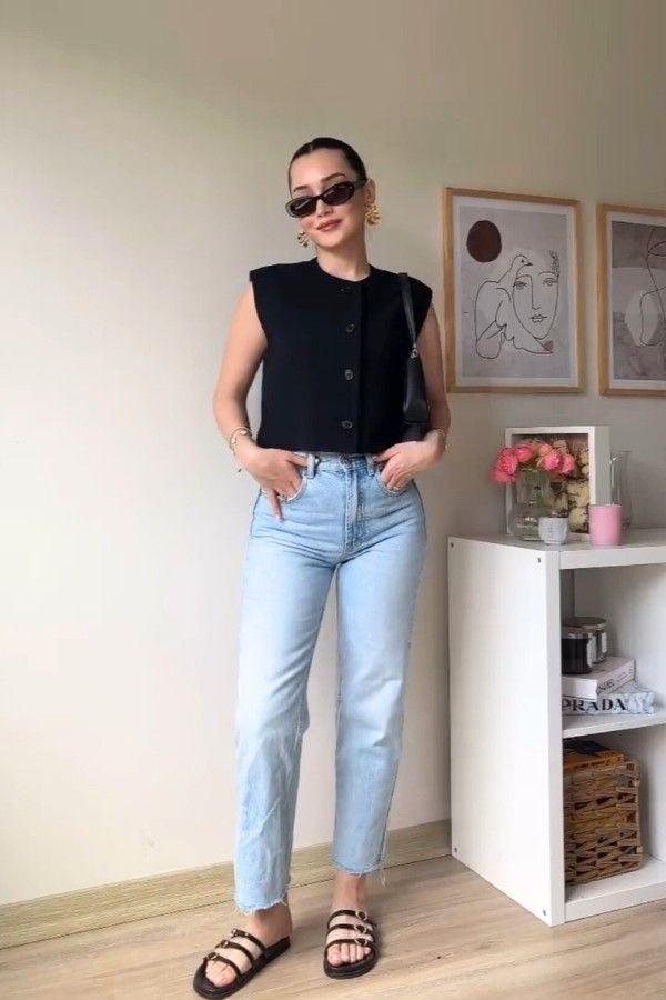 Cropped Basic Vest In Black